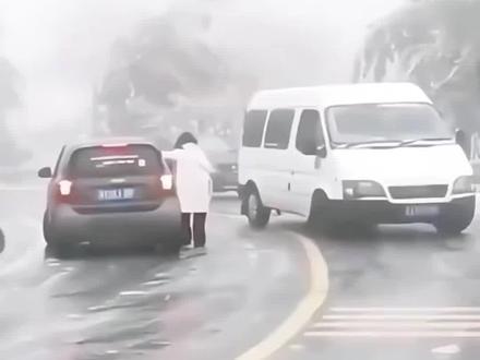 #汽车防滑链安装教程 ,冬天下雪容易路面结冰,一定要给我们的爱车备一款加粗锰钢防滑耐磨防滑链,不伤轮胎,这样行车更安全,如果是前驱车就安装前面一边安装五个,我们来看一下安装步骤,先把收纳包拆开,然后把里面的手套,钩绳器和防滑链,放在轮胎上勾神器勾出绑带,自下往上穿过来,移动卡扣,上下按压,按压不动为止就是安装完毕,操作简易省心省力,拆卸教程提起弹簧卡扣,不要松开,往下按压,呈现上下一条直线提起绳头往拉,这样就拆卸完毕。#锰钢防滑链 #防滑链安装教程 #汽车防滑链安装