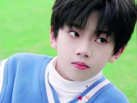 张函瑞2025年末热度狂飙 舞台日常双破圈
2025年末,TF家族四代练习生张函瑞凭借多元动态强势出圈,人气持续攀升。12月11日,他发布的吸溜舞练习室直拍火速冲上热搜第三,魔性节奏搭配精准卡点,将高校圈层流行的亚文化舞蹈跳出专业质感,24小时播放量破2000万,路人粉纷纷为其核心力量点赞。
此前12月8日,#张函瑞第一次见皮皮#话题横扫四大热搜榜,甜系互动斩获百万热议量,印证其超高国民度。舞台上,他不仅在练习室与张桂源等搭档完成丝滑队形切换的舞蹈练习,更以四代唯一主唱身份解锁《雨爱》《如愿》等多个高质感舞台,唱功扎实圈粉无数。
日常中,他通过语音分享撸宠趣事与美食体验,接地气的风格拉满亲切感;同时,其与张桂源的“桂瑞”组合因高人气被粉丝强烈呼吁双人长舞台。从亚文化破圈到舞台实力输出,张函瑞以青春活力与多元魅力,成为新生代练习生中的亮眼代表。