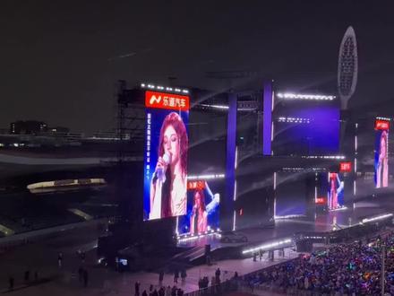 跨晚补档《还痛吗》
超级无敌美…
#宋雨琦 #演唱会 #现场