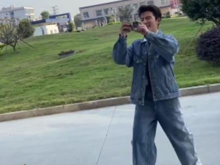 #王星越参观豪士工厂 家人们谁懂啊~玩梗结果玩成代言人了哈哈哈哈哈#王星越 #张遮 #豪士面包