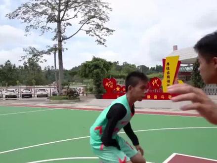 #独臂篮球少年张家城受邀在CBA复赛仪式为易建联跳球!@抖音小助手