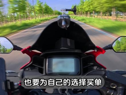别先捧后杀,让花成花让树成树,让品牌成品牌 什么?摩托车还有24小时耐力赛?那WSBK的战绩算什么?别杠了摩友们,也请那些不玩摩托车的,别再看热闹不嫌事大了。当你看待一个摩托车品牌,跟你那可笑的爱情一样,相信对方所有信誓旦旦时,你就已经被动了,被光环牵着鼻子走,你连小白鼠都算不上。刚开始,你了解到的都是,活好不黏人,然后披上生吃拉爆的性感外衣,你甚至觉得,自己硬盘里珍藏多年的,那些小铃小雅日本女主角,都黯然无光了。后来又有人告诉你,其实它可能脾气不好,动不动半路撂挑子,吵着要坐货拉拉回娘家。这时候,你又犹豫了,但是恭喜你,犹豫是回归理性的开始。
因为区区一个摩托车中量级比赛,赢了可以膨胀,但别膨胀到,能把造车变成造神。要说比赛,除了WSBK,还有24小时耐力赛,才是对车辆的终极考验。车辆开发试验,除了台架和性能试验,更重要的是可靠性耐久性试验,需要很长周期的路况测试,以及详细的缺陷反馈报告。事实上,广大摩友除了性能和配置以外,最想要的,是一款值得完全信任的坐骑。不用提心吊胆怕被扔在路上,天天跑售后。虽然摩托车,主打一个玩乐属性,都想追求高性能,换车频率也很高,但这不是品牌不注重质量的借口,厂家很会对症下药,先把车卖出去,关于可靠性耐久性,没有时间去反复验证,就把这个过程交给消费者,有那么多小白鼠,不用白不用,把水搅浑,有问题也没人知道真假。更何况体量也没有达到全球化车型那样,不怕小问题引发大灾难。
当大家都在吹捧带节奏的时候,这个品牌的初衷,到底是极致热爱还是极致可靠?众人拾柴火焰高,但是希望各位摩友,众人皆醉我独醒,流量结束时,才是这个品牌,真正露出底色的时候。等到国产摩托车能够挑战公升级锦标赛,挑战24小时耐力赛,那时候才是我们国产摩托车真正崛起,摩友们最有底气的那一天。#国产摩托车 #摩托车知识 #机车 #摩友 #WSBK