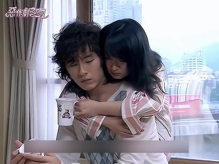 湘琴深情表白直树,反被直树考验真心#影娱年味不打烊 #了不起的精讲团 #林依晨 #爱情 #那些年追过的剧 《恶作剧之吻》是由瞿友宁执导,多田薰编剧携手打造,郑元畅、林依晨主演,赵咏华,汪东城、唐丛圣领衔主演的一部爱情题材的青春偶像剧。该剧于2005年9月25日在中视和八大综合台播出。
该剧改编自日本漫画家多田薰的漫画《淘气小亲亲》,讲述了天才美少年江直树和迷迷糊糊、单纯可爱的袁湘琴之间温馨可爱的爱情故事。
本视频内容为二创
视频仅代表小编个人观点。
只是提供新的角度
如果大家对这段视频有更多的看法
欢迎大家说出来一起讨论