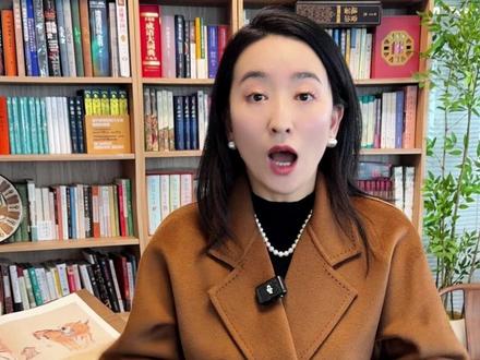 看哭全网的《重返狼群》 看哭全网的《重返狼群》是一个真实故事。2010年冬,成都画家李薇漪,将她在草原捡到的小狼崽格林,带回了城市抚养。长大后被送回草原的狼王格林,尽管一次次被人类伤害,却始终记得要护“妈妈”一生周全。我想,如果这世间有什么真的值得被温柔对待,那一定是因为有些生灵,教会了我们如何去爱。这份情,比誓言更深沉、更长久。#格林 #李薇漪 #重返狼群 #狼 #动物