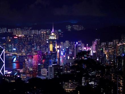下一站:香港西九龙🇭🇰
同行👭:@香蕉不拿拿
▶️提前15-30分钟高铁检票
▶️兑换港币 建议在大陆兑换好
▶️买流量 支付宝-境外上网
(超了流量也不用怕 封顶30💰)
🚄:广州东站-香港西九龙站215💰
🏠:香港华丽铜锣湾酒店360💰
Day1⃣️:旺角➡️油麻地旧警署➡️尖沙咀➡️维多利亚港➡️中环➡️坚尼地城➡️太平山顶
📍:尖沙咀-k11海港城街边/直走维多利亚港📷
🚢:坐船到中环 成人人均5💰
🌄:坚尼地城夏天建议5-6点去
(拍照很出片)
Day2⃣️:铜锣湾➡️中环➡️西龙九站
📍:尖沙咀红茶冰室 好吃性价比高
(人均70-80💰)
🥤:ChaTraMue Brand正宗泰国奶茶
(记忆力有限:就记得这么多了…)
#每一帧都是热爱 #城市记忆 #香港 #港风 #维多利亚港