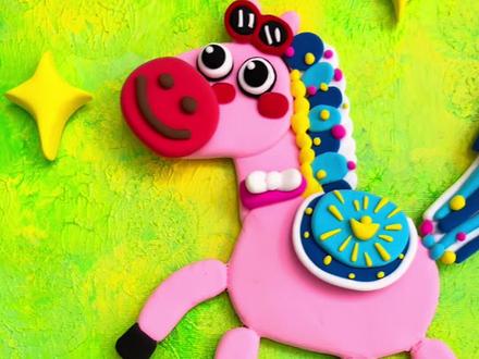 创意美术🎨超轻粘土八骏图迎马年🤗 糖果感冒宅家的日子,居然被我们玩出了新花样!历时四五天,从调色打底到捏小马🐎,母女俩联手搞定这幅元旦大作!🎊
背景的渐变绿➕柠檬黄过渡,仿佛下一秒就能看到马儿在草原上驰骋~
小马的创作不用拘泥于模板,小朋友们都可以大胆的发挥想象,通过色彩搭配、表情、装饰、马儿的动态的不同来进行创作,让小马都有属于自己的专属灵魂,这样画面就更加惟妙惟肖了!
由于这个过程十分的漫长,捏粘土环节就没有录制了,操作要点其实就是搓、捏、压的基础手法,搭配常用粘土工具,胶枪需要在家长陪同下使用!
糖果全程沉浸式创作,对自己的作品很是满意,完工后主动找长辈展示,和老师分享,得到老师的猛夸小脸蛋笑成了红苹果🍎
材料给你们整理好了⬇️
油画框|丙烯颜料|超轻粘土|胶枪(在家长陪同下使用)
马年带娃一起做这个,仪式感直接拉满!
#亲子手工 #创意美术 #超轻粘土 #马年手工#元旦手工