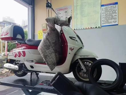 #热门 #南方飞戈 #摩托车修理 #美女 南方飞戈150维修更换后轮胎