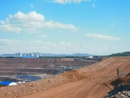 旅行日记||元宝山露天煤矿
元宝山露天煤矿,位于内蒙古赤峰市元宝区境内,隶属于平庄煤业有限责任公司。筹建于1973年,1990年正式开工建设,1998年8月试生产,2006年达产。
矿田内有12个煤层,累计可采厚度76.7米,可采储量为3.92亿吨,煤的品种为褐煤。设计规模年产原煤500万吨。
采用连续、半连续的综合开采工艺,连续工艺系统引进德国工艺技术,由中德厂家合作制造。
主要设备有轮斗挖掘机、胶带机、排土机、68吨和91吨自卸车等。
围绕绿色发展蓝图,加速生态蝶变,在南排土场打造观景平台2处。
构建“源头——过程——末端”管理体系,煤线胶带机粉尘浓度下降至8毫克/立方米以下,危废固废实现100%规范处置。
#记录真实生活 #旅行推荐官 #元宝山煤矿#生态 #绿色 #生产