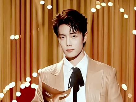 3月9日,上海电视剧品质盛典上,肖战凭借“金辉魅影”造型惊艳全场。半脸鎏金面具搭配冷帽,东方美学与现代风格相融,摘面具瞬间气场拉满,尽显十年沉淀的沉稳气质。
他凭借《藏海传》中藏海一角,斩获年度卓越品质之星,成为该奖项首位90后视帝,刷新最年轻纪录。为塑造角色,他减重、考证、不用替身,以极致付出诠释人物。从青涩新人到实力视帝,十年磨一剑,肖战用实力与匠心收获行业认可,开启演艺事业新高峰。#肖战#小飞侠