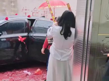 农村习俗,新娘进门露大腿,跨火盆日子红红火火,添丁发财!