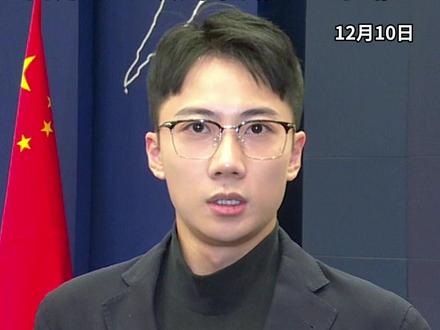 深圳卫视直新闻驻京记者田鑫表示,日本此次炒作“雷达照射”事件,只是其一系列对华不友好举动的最新表现。但谎言重复千遍也不会成为真理。日方若重走军国主义邪路,必将坠入万劫不复深渊。敦促日方切实认清形势,切实反思纠错,彻底放弃任何不轨图谋,不要站到中国人民和国际社会对立面越走越远。 #外交部发言人办公室 #郭嘉昆 #台海 #日本 #雷达照射