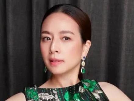 最近,泰王接见了他传说中的“白月光"——华裔名媛伍伦盼,她出身泰国名门伍氏家族,不仅在家族企业干的风生水起,还曾带泰国女足打进世界杯。伍伦盼也因美貌全网走红,56岁依然冻龄。作为泰国爱马仕总代,爱马仕包包不计其数。#泰国 #泰国名媛 #泰国王室 #泰王 #伍伦盼