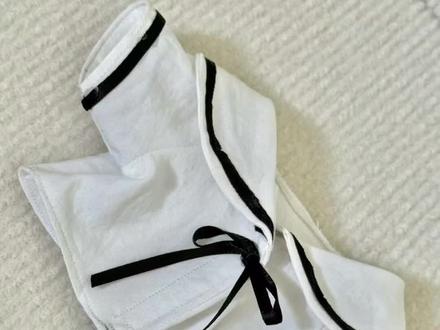 棉花娃娃水手服教程(附纸样) 是谁的棉花崽还没有专属水手服!🌊✨
不用缝纫机!不用打版!手残党亲测友好!
20cm棉花娃娃穿上瞬间变日漫女主💕
拍照出片率💯 萌到心巴颤抖!
材料超便宜,8块钱就能搞定,快跟我学👇
---
**🌟【你需要这些】🌟(超简单版)**
1. **基础布料:** 白色棉布/府绸(主体) + 藏青/宝蓝布(领子、边条) - 巴掌大就够!
2. **灵魂辅料:**
* 藏青/宝蓝 **细缎带** (约1cm宽,做领结&领边)
* **白色蕾丝花边** (约0.5-1cm宽,袖口/裙边点缀,没有也可)
* **小按扣 or 魔术贴** (固定用,1-2对) - 选超迷你尺寸!
3. **工具剪刀:** 小剪刀就行
4. **针线:** 白线+蓝线
5. **娃尺寸:** 20cm棉花娃娃 (其他尺寸可等比调整)
---
**🌈【手把手开整!】🌈
**Step 1️⃣:剪出“小背心”主体!**
👉 找张白纸,对折!
👉 画个 **超简化小背心**:
* 领口:浅浅的半圆或V形
* 袖窿:小小的弯弯 (别太深!)
* 下摆:直直或微A
👉 展开就是对称的前后片纸样啦!照着剪 **2片白布** (前片后片各1)。
**Step 2️⃣:制作灵魂水手领!**
👉 剪 **2条藏青细缎带** (长度≈娃肩宽到胸口)。
👉 在 **背面中间位置**,把两条缎带缝成 **“倒V”型** (就是经典的水手领角角!)。
👉 再剪 **1条稍长缎带**,缝在领子外边缘包边 (精致感up!)。
**Step 3️⃣:组合衣身!**
👉 白色前片+后片 **正面相对缝合**:肩线 + 两侧缝 (留袖窿和下摆!)。
👉 翻到正面!基础小背心get!
**Step 4️⃣:点睛之笔 - 领边 & 领结!**
👉 **领边:** 用藏青缎带沿着领口缝一圈包边。
👉 **领结:** 剪一小段藏青缎带,中间捏紧缝几针固定成蝴蝶结,缝在领口正前方“倒V”交汇处!🎀
#棉花娃娃 #娃圈 #娃衣 #20cm棉花娃娃 #种草