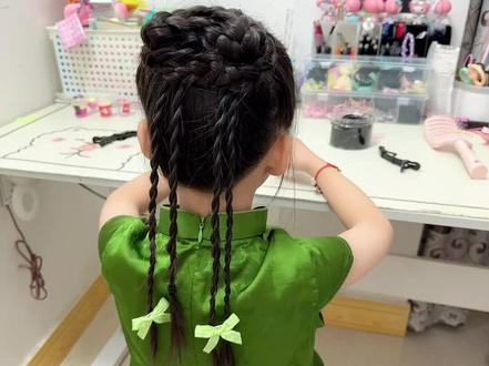 你们要的花苞盘发详细教程来啦!六一给女儿学起来,穿旗袍 汉服 国风都可搭!可亲子同款哦~#编发教程 #儿童编发 #六一 #旗袍 #骗你生女儿