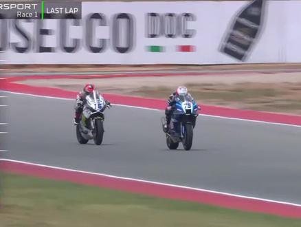 德比斯,WSBK阿拉贡站首回合拿下第8名! WSSP阿拉贡站|德比斯头排发车最终第8完赛
张雪机车64号卡里卡苏洛遗憾退赛💔
瓦伦丁·德比斯从第2位头排发车,起步后掉到第3位,随后在激烈缠斗中位置逐渐下滑,比赛还剩12圈时跌至第7位,最终以第8名完赛,无缘领奖台。
另一位64号车手卡里卡苏洛,在比赛最后4圈因赛车故障遗憾退赛。
下一站,继续战斗!⚔️#张雪机车 #WSBK #创作者扶持计划 #真实生活分享计划 #摩托车
