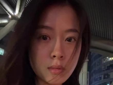 文字都显得苍白 木生代表了那个年代下南洋的人努力
一心为了家拼搏的样子
阿嬷也代表了一个个留守的妇女扛起一切
南枝更是情义的化身 从一开始的利己变成大爱
真的 不知道怎么形容
#给阿嬷的情书电影 #给阿嬷的情书 #给阿嬷