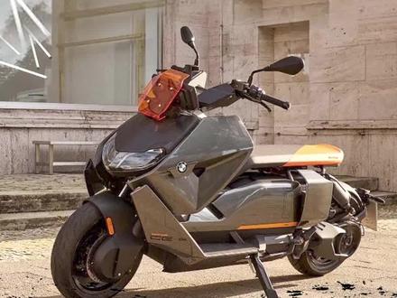 宝马国内上市电动踏板ce04,售价高达17w#宝马ce04 #机车#电动踏板