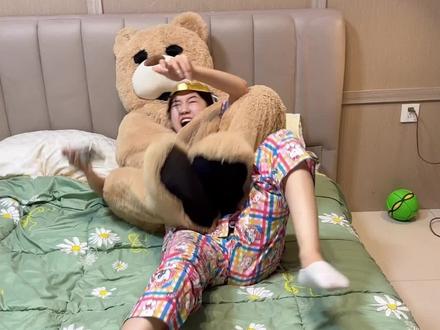 藏进宠物熊里面,躲在床上整蛊闺蜜#梦手新召唤灵上线#梦幻西游手游#梦幻西游 #闺蜜日常