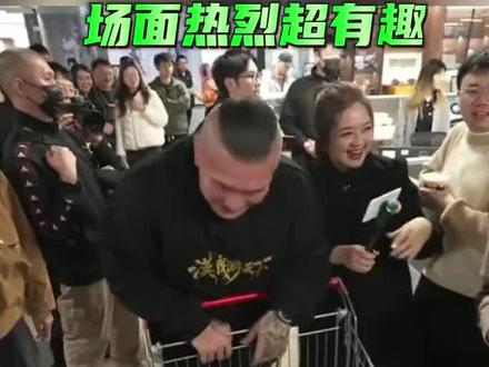 馆长和粉丝互动场面热烈超有趣! #馆长 #馆长视频 #网易