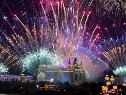 一个半小时的高铁,真个可以换来一个人生时刻! #烟花秀 #欧乐堡新春烟花灯会 #春节 #元宵节