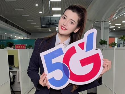 红色加蓝色会变成?#新年战袍我先手搓上了#电信小姐姐