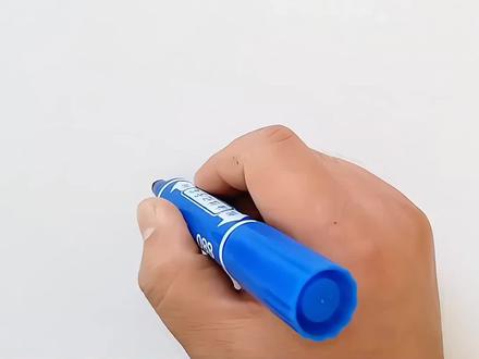 羽毛球简笔画,宝宝轻松上手好玩又好画 羽毛球简笔画教程:先画一个半圆形,再在里面画一条横线,然后写一个倒着的八,紧接着画三条波浪线,随后用竖线把它连起来,羽毛球就画好啦!
运动小知识:羽毛球不能对着人打,要注意安全哟!#儿童绘画 #幼儿简笔画 #简笔画教程 #简笔画教程 #启蒙早教