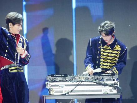 「派对动物」 5.24曼谷演唱会 摇头晃脑老两口~
#江衡李沛恩 #奖励 #涟漪 #衡沛 #desire4曼谷演唱会