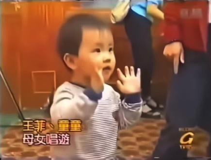 那个从小在妈妈演唱会后台唱儿歌的童童长大了,长得那么像她爸爸#窦靖童 #窦唯