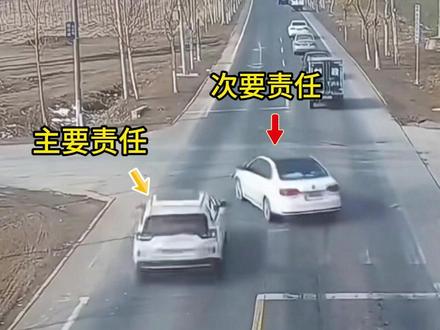 后车超车和前车未打转向灯,到底谁的责任大? #交通事故 #超车
