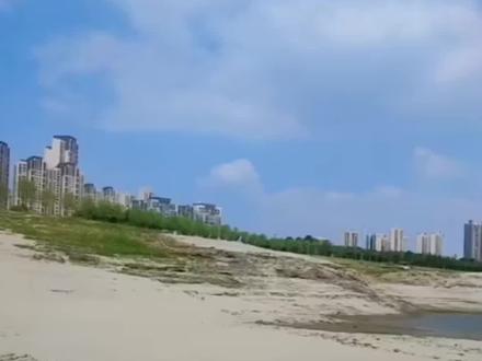 2022,不平凡的一年。长江流域中下游地区旱情还在持续,湖北连续发布干旱红色预警,20个区县市出现特重干旱;湖南91个县市区干旱程度严重;江西100分之95的县市区严重干旱。节约用水,从我做起#抗旱 #干旱 #@抖音小助手