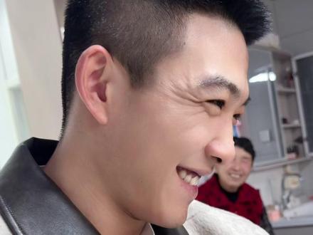 在东北,这就是嫡长媳的家庭地位,你会得到所有人的爱,他们会把你当亲女儿对待,好幸福啊#东北男人#痞帅#过年回家