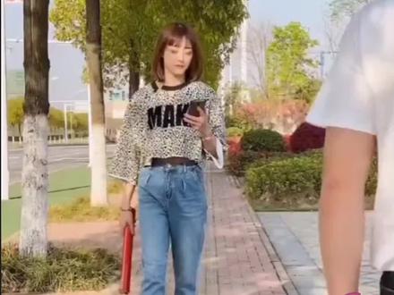 搞笑视频#看美女撞柱子🤪#剪辑内容疑AI生成/请谨慎甄别