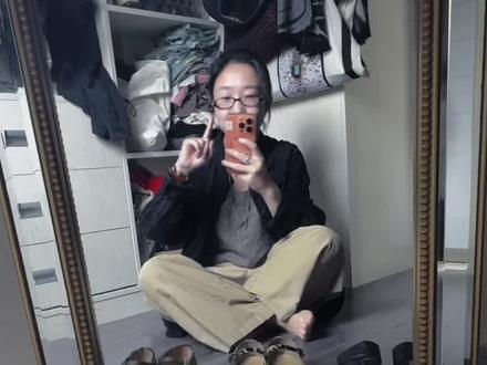 穿衣搭配,审美判断从何而来?
首先得说,搭配规则肯定是存在的,但只知道他们也肯定是不够的。实操的难度就在于当你一旦真的站在镜子面前,就会发现规则开始打架。
规则是对单个变量的描述,而一套完整的穿着,是很多变量同时在说话。规则没有办法处理这种复杂性,因为到了某个点,它就失效了。那失效之后,剩下来起作用的又是什么?
#穿衣搭配 #穿搭底层逻辑 #审美积累 #审美分析 #时尚社会学