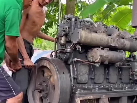 八十年前的古董级柴油机,俩人配合手摇启动,最大转速可达1042转 #发动机 #测试 #老物件