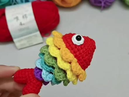 七彩锦鲤挂件教程 锦鲤附体,好运连连!
毛线🧶4股唯棉@苏苏姐家官方旗舰店
色号51红/30橘/60黄/25绿/28青/05蓝/08紫/01白,钩针2.0。
#七彩锦鲤教程 #毛线钩织教程 #爱编织爱玩毛线 @抖音艺术 @抖音创作小助手