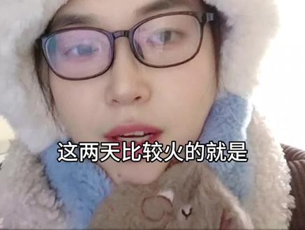 #二次创作者激励计划 #小胖憋笑 #热点 #2026 #全班没作业 那个小胖小胖憋笑,全班没作业,成为了网络2020年的名画,小胖坚定的眼神,我不会嘲笑同学们的愚昧,因为我知道真正的敌人是谁,网友们热评,转移矛盾的人是真正的敌人,也有网友评论老师很享受这种把学生分成两派的做法,不知道以后会不会这样,也有人说对整个班级同学来说谁掌握去权力谁可以挑动对立,谁才是敌人,小胖是英雄,也是被蒙蔽的,试图挑衅小胖的也是英雄,也是被蒙蔽了,后面无动于衷,看热闹的同学就谁赢了谁才是他们真正的英雄,他们三方要的都是一样,没有作业,可为何会对立分化,因为有第四方掌握权力,可以挑战对立的老师存在,这就是所谓的革命和政治。