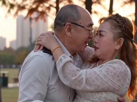 现在就想亲 @浪漫的女人晚上七点半直播 #ai合拍也太好玩了吧 #随变ai随便玩 #AI长椅上的突然拥抱