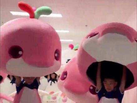 最近,十五运会开幕式上的吉祥物“喜洋洋”和“乐融融”吸粉无数。他们的扮演者是来自佛山市黄飞鸿文武学校的“10后”学生,今年7月底开始,他们每天套着8公斤重的头套反复练习,在排练过程中还自主设计了许多呆萌可爱的小动作,最终让这对吉祥物从设计图跃然舞台。