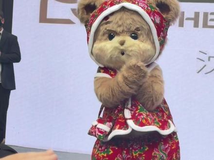 继续治愈更多的人吧!~!暴暴加油哦@暴暴熊BOOM BEAR. #人山人海太热闹了 #沈阳中街 #网红来了 #治愈系宝宝 #观众视角