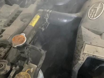 水箱漏防冻液的危害主要体现在以下几个方面:
1.发动机过热和损坏:防冻液的主要作用是冷却发动机,防止其过热。如果水箱漏防冻液,冷却效果会大打折扣,导致发动机温度升高,严重时可能导致发动机开锅甚至报废
2.冷却液流失和补充频繁:防冻液的流失不仅意味着需要频繁补充液体,还可能导致发动机因冷却不足而受损,如拉缸、磨损等
3.机油乳化:如果防冻液泄漏严重,可能会与机油混合形成乳化液,影响机油的润滑效果,增加发动机磨损风险
4.排气异常:如果汽缸边缘渗漏,冷却液会渗入汽缸内参与燃烧,导致排气颜色异常,通常是白色
5.系统压力过高:高温燃气窜入冷却系统会导致系统压力过高,冷却液快速流失
6.部件损坏:长期冷却不足可能导致发动机内部零件损坏,如拉缸、磨损、抱轴和烧瓦等严重故障#一般人不知道这是什么