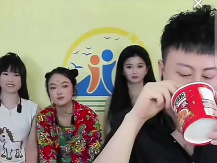 #上热门 @⭐远方🌙☀ 人家敢说不好吃吗,说不好吃下播你要电人家😂😂#粉丝互动搞笑片段 #直播整活 #直播间录屏分享 #直播间粉丝爆梗