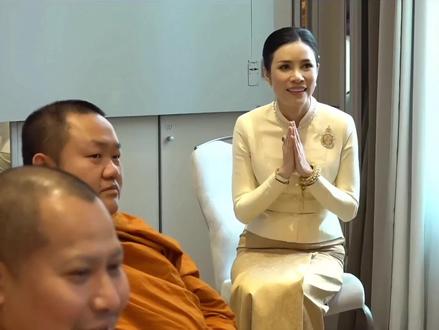 诗妮娜在德国生活安逸,负责照顾提帮功王子,身边还有母亲陪伴