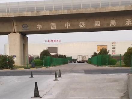 为什么高速服务区两边互通的通道不让社会车辆使用呢?
前天从北京给宁乡客户郑大哥调大通V90房车到长沙。
晚上在新郑服务区休息,早上6点多起床,看到服务区两边互通通道。
想起上回去山东大驰房车厂调车错过了下高速口的情况。
如果能利用服务区互通通道调头是多么便利呀!#高速服务区 #湖南房车 #送车到家