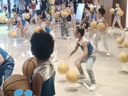 9月23日浙江杭州,平均6岁的篮球宝贝,训练近8个月亮相亚运暖场舞台,家长:感到心疼又骄傲