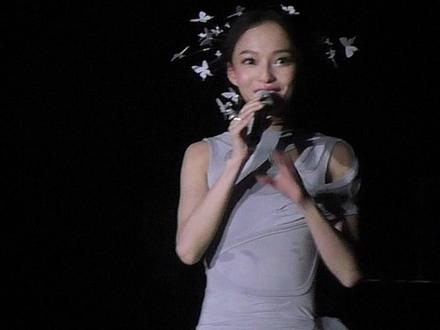 #张韶涵 有很多人都误以为张韶涵的造型师是她妹妹,其实不是的啦,妹妹只是有时候帮她试造型,真正的造型师是张家衣。#演唱会