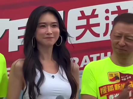 林志玲、黄晓明、吕良伟、张朝阳今天一起跑步。
本来是精英局,结果被张雪峰那事一提醒,
估计全员切换成——养生慢跑模式。
我在这边也不敢卷了,
跑不动就慢走,能活久一点更重要。