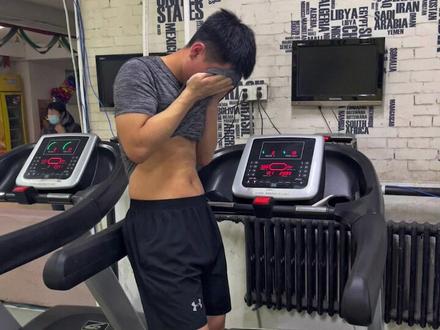 亲戚:现在在外面做什么呢
我:在艾欧尼亚做adc