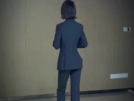 拉丁裁判跳舞💃 抖音潮流舞蹈大赛 #西装拉丁舞 版本来咯! 现场版的 #当初的爱情匆匆走过 ❤ #裁判跳舞 优雅拉满 💃 #拉丁舞 #西装杀 😎 拉丁裁判组团跳舞~