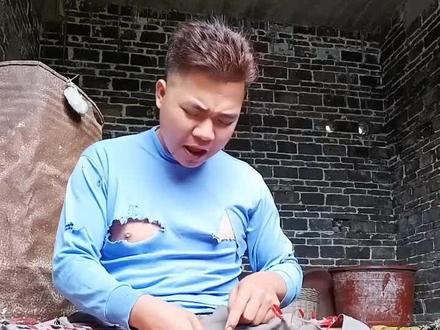 生活就这样 缝缝补补又一年 家里就这条件 饿不着就行 #@DOU+小助手