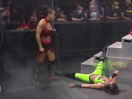 WWE中国选手李霞,竟将老外的腿踩断了,当真是心狠手辣#摔角 #WWE #女子摔角 #WWE李霞